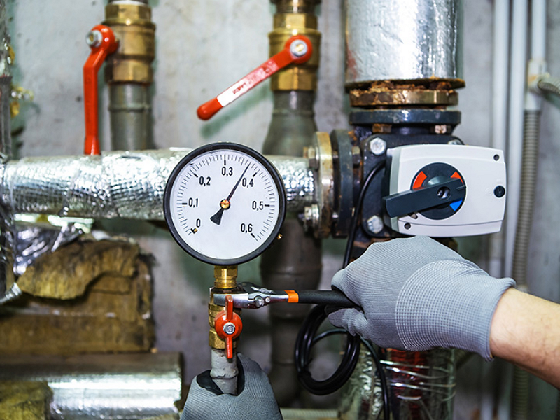 如何使用压力传感器监测供水管道中的水压？